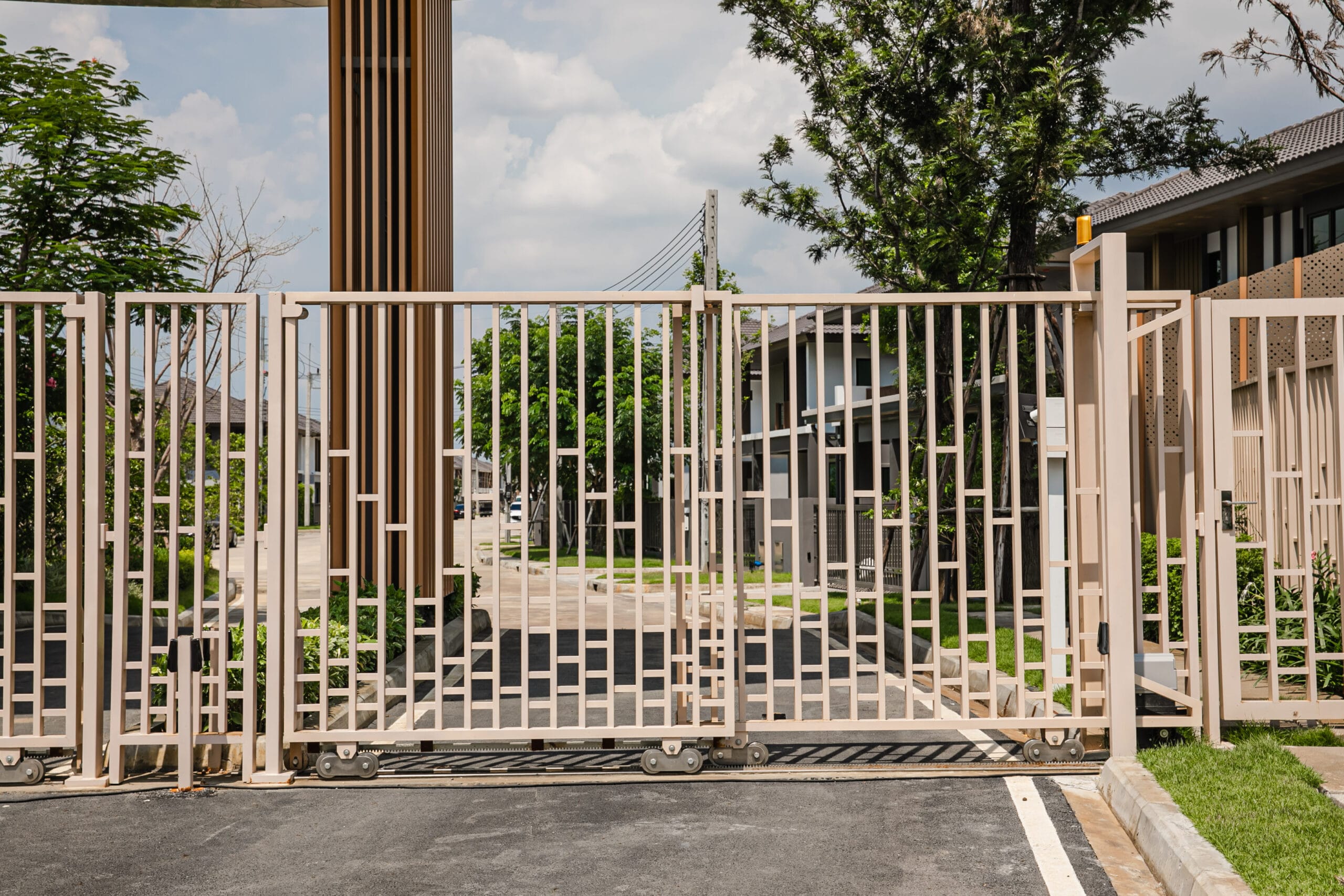 รั้วประตูหน้า โครงการแสนสิริ