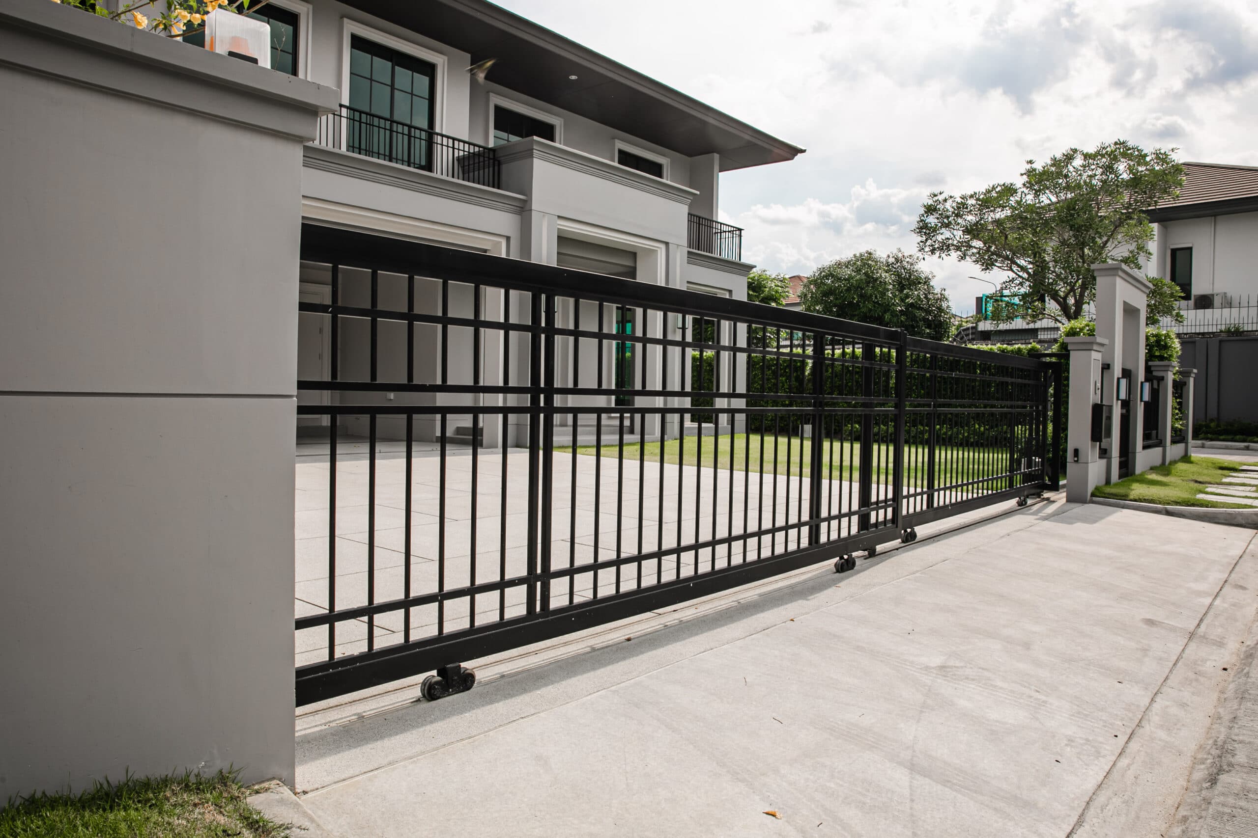 ประตูรั้วบ้าน เลื่อนซ้อนสอง สีดำ แบบโปร่ง