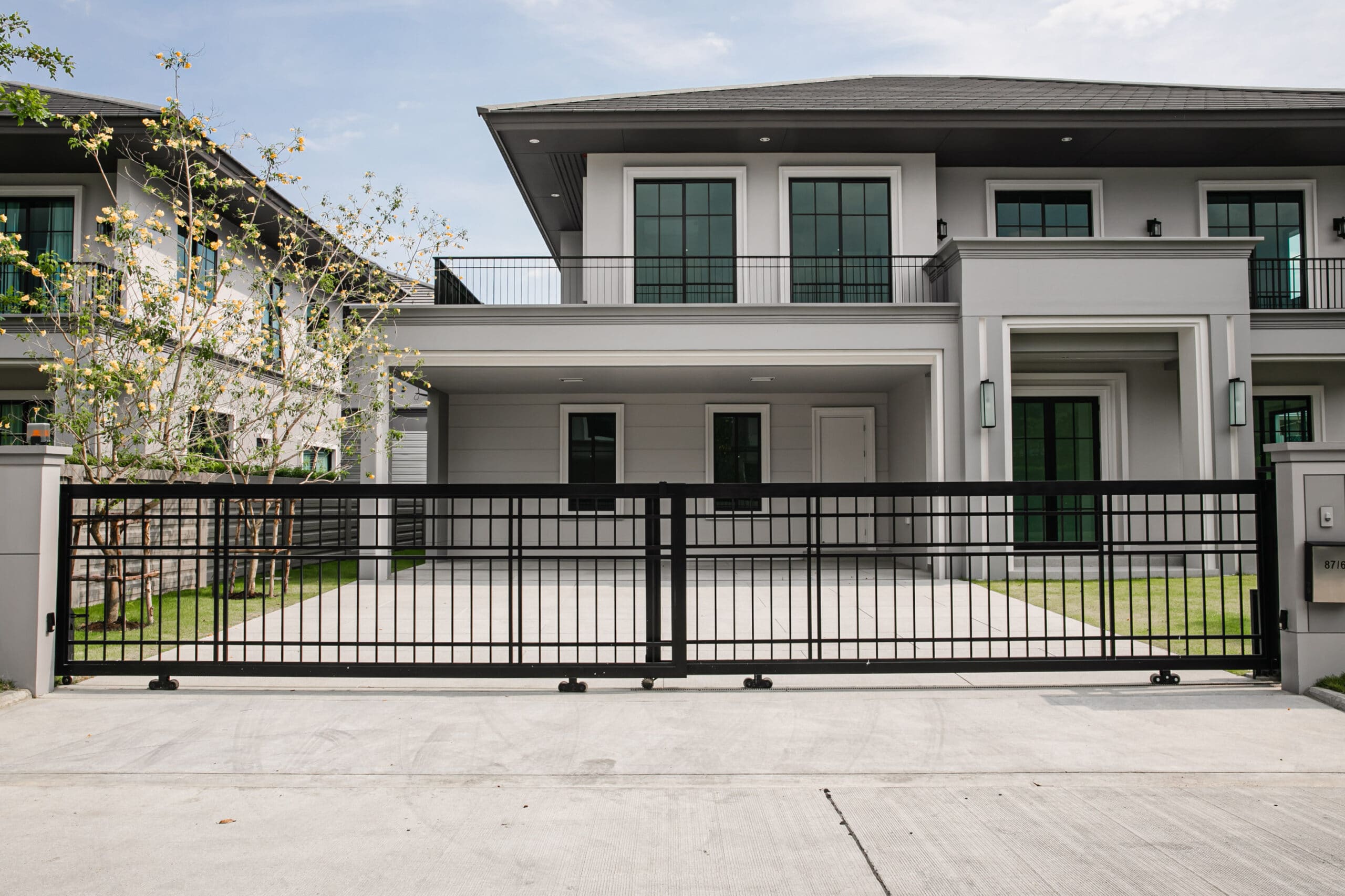 รั้วประตูหน้าบ้าน บานเลื่อนซ้อนสอง สีดำ