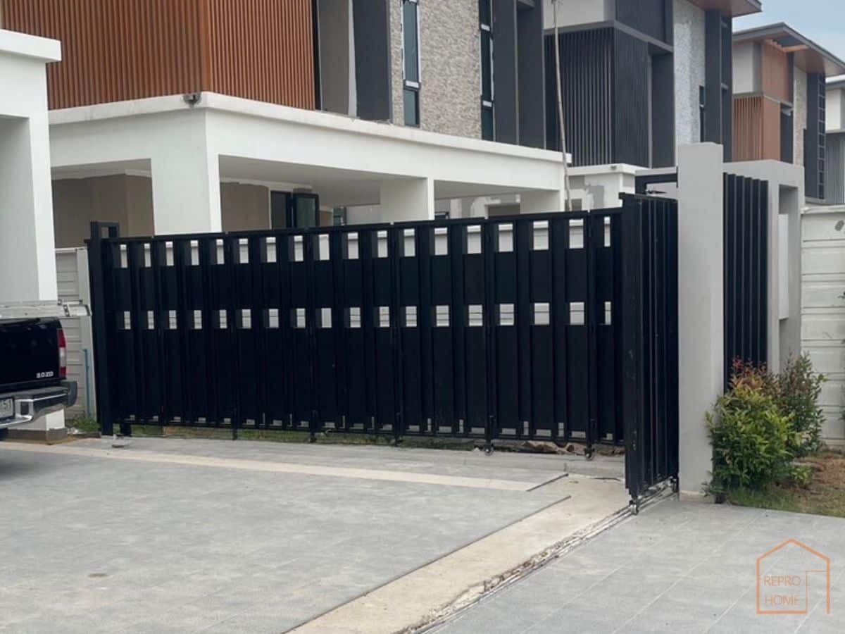 ประตูบานเลื่อนรางรถไฟของทาง Reprohome