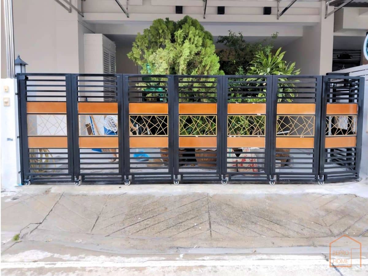 ประตูรั้วบานเลื่อนรางรถไฟจากบ้านบุคคล