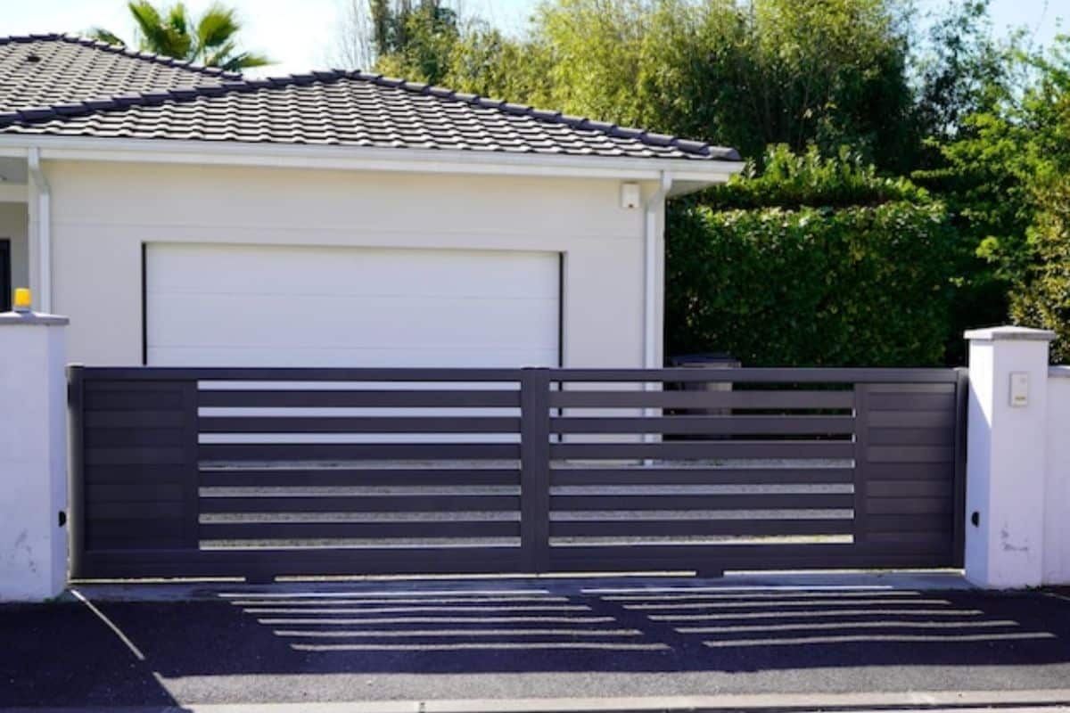 ประตูรั้วบ้านแนวนอนแบบโปร่ง