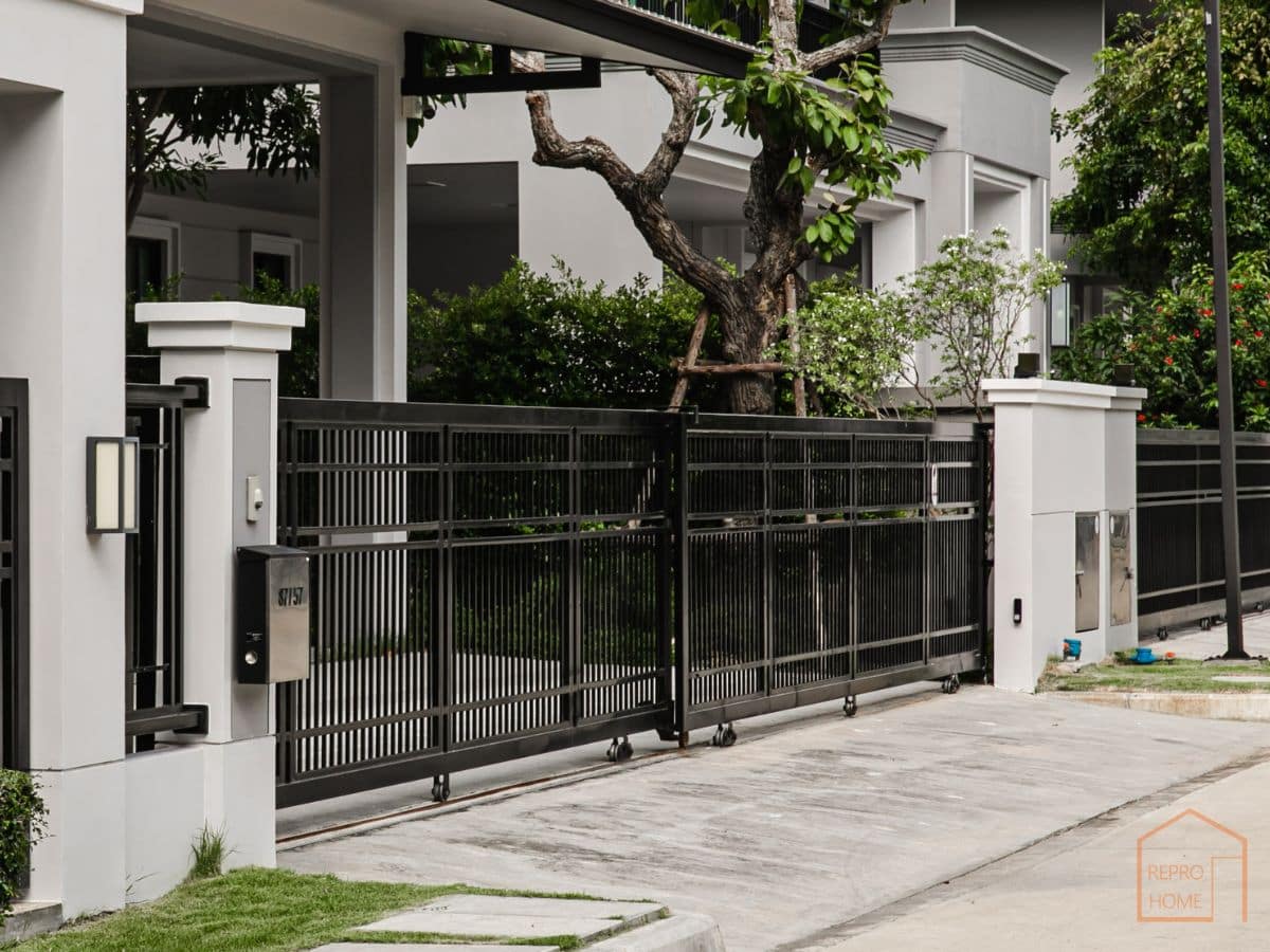 ประตูรั้วบานเลื่อนซ้อนสองจากบ้านโครงการ