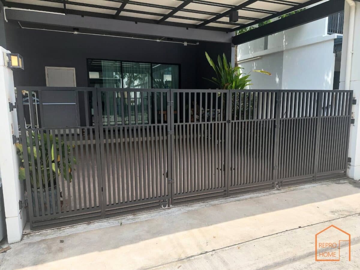 ประตูบ้านบานให้ แบบเฟี้ยม