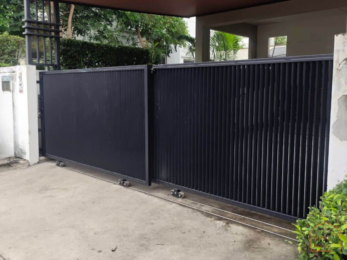 ประตูรั้วบานเลื่อนซ้อนสองจากบ้านบุคคล