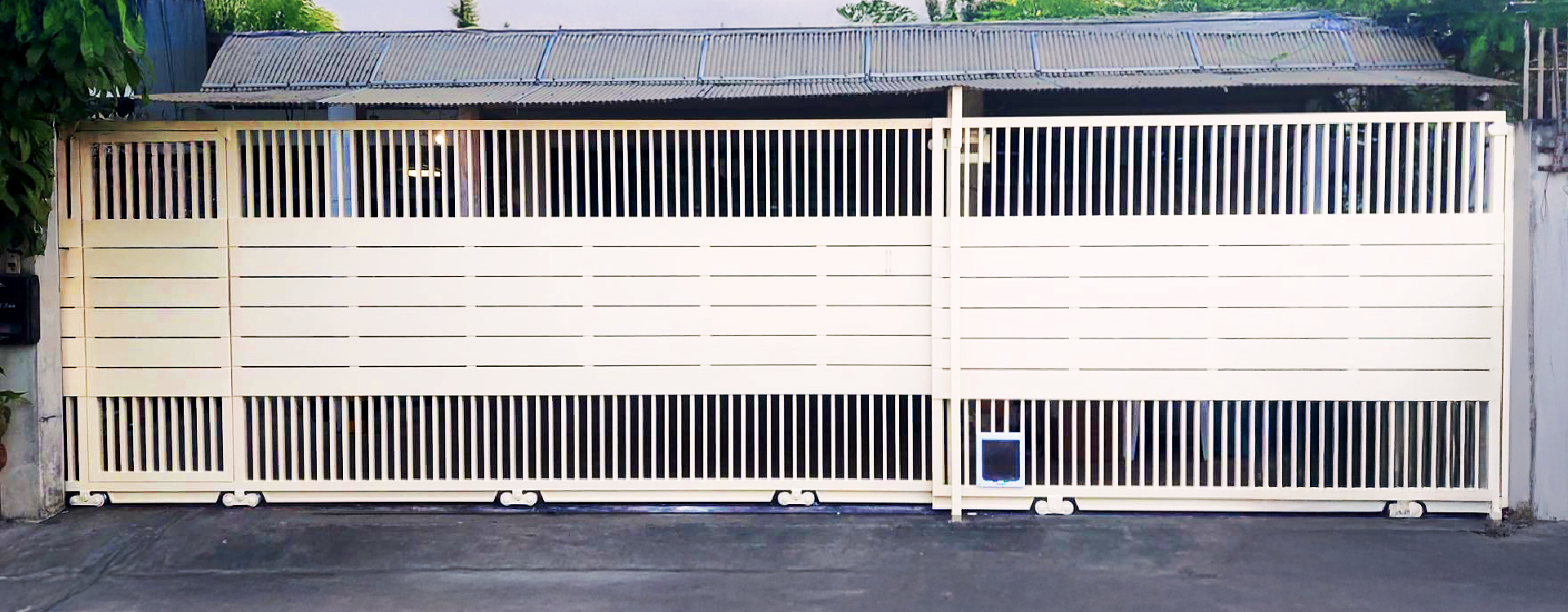 ประตูรั้วหน้าบ้าน สีครีม พร้อมบานเปิดใน