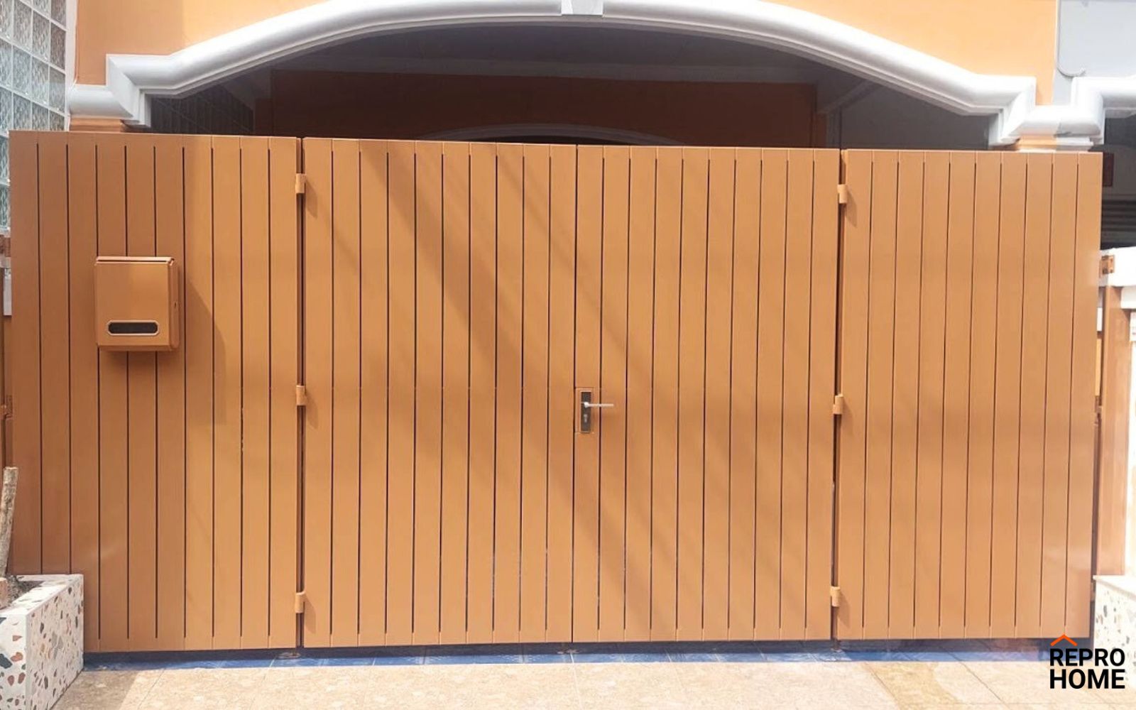 ประตูรั้วเรโปรโฮมสีน้ำตาลตามหลักฮวงจุ้ยประตูรั้วหลังบ้าน